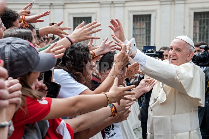 Le pape François saluant un groupe de jeunes.