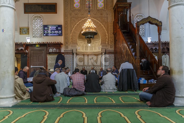Fidèles musulmans psalmodiant le Coran dans la grande mosquée de Paris.