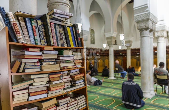 Livres de prière dans la salle de prière de la grande mosquée de Paris.