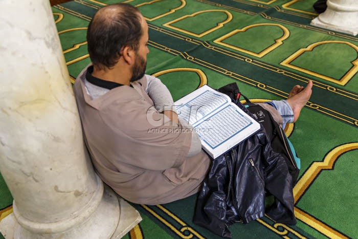 Fidèle musulman lisant le Coran.