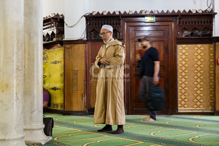 Fidèle musulman accomplissant la prière du Asr.