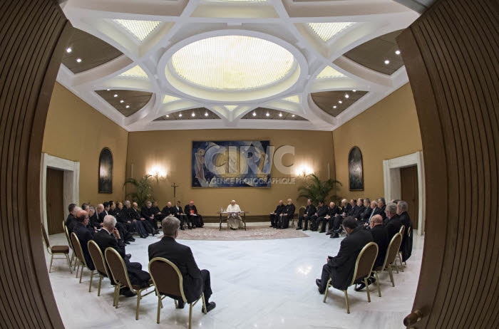 Pédophilie, le pape François convoque les évêques chiliens au Vatican.