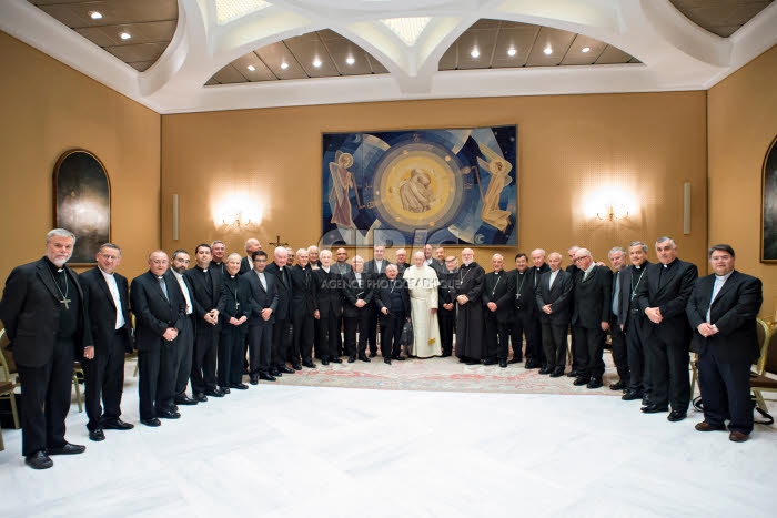 Pédophilie, le pape François convoque les évêques chiliens au Vatican.