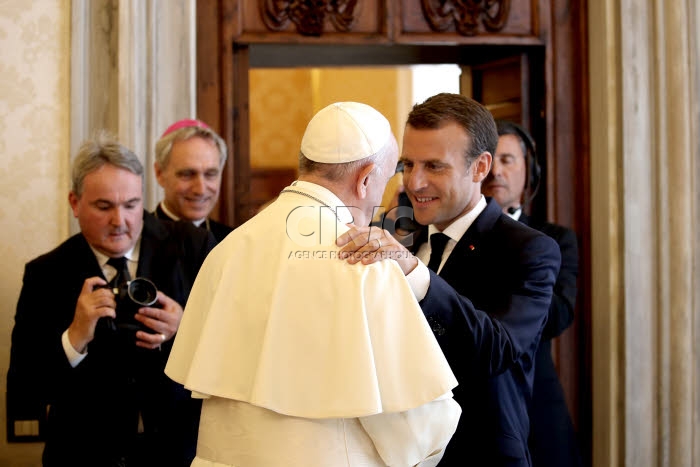Le pape François reçoit le président Emmanuel MACRON au Vatican.