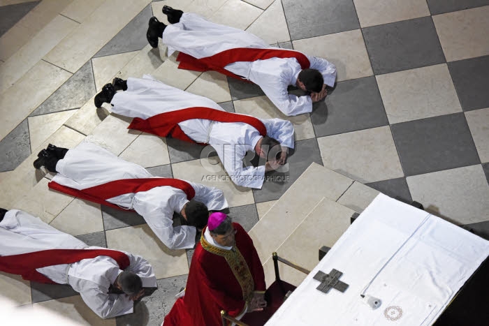 Ordinations sacerdotales en la cath. Notre Dame à Paris, France.
