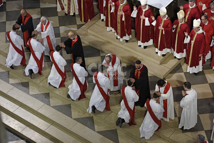 Ordinations sacerdotales en la cath. Notre Dame à Paris, France.