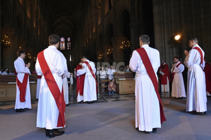 Ordinations sacerdotales en la cath. Notre Dame à Paris, France.