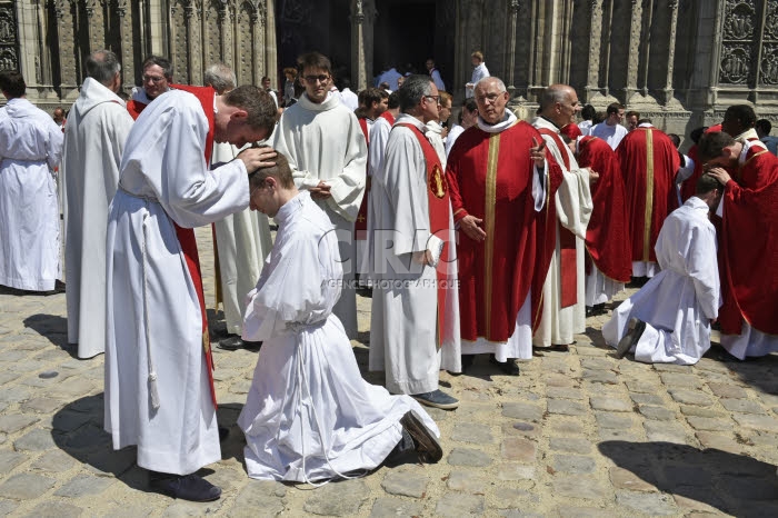 Ordinations sacerdotales en la cath. Notre Dame à Paris, France.