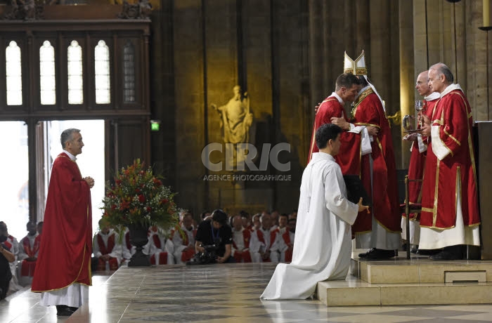 Ordinations sacerdotales en la cath. Notre Dame à Paris, France.