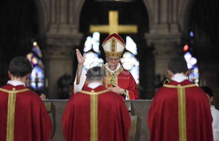 Ordinations sacerdotales en la cath. Notre Dame à Paris, France.