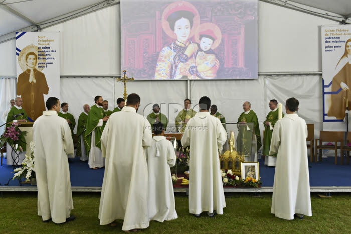 Messe d’envoi en mission des Volontaires MEP, Paris, France.