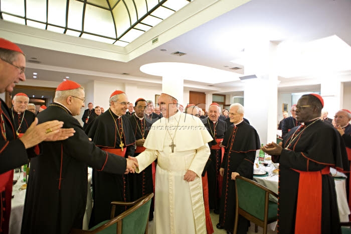 Election du pape François. Le nouveau pape rencontre les cardinaux.