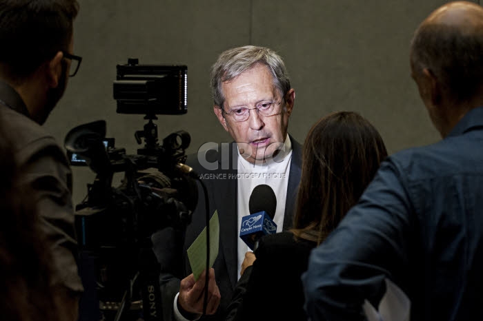 Mgr. Bruno Marie Duffé face aux medias.