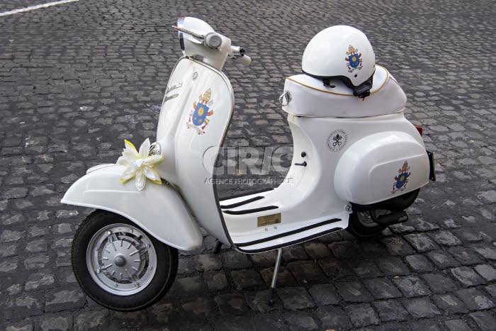 Vespa offert en cadeau au pape François