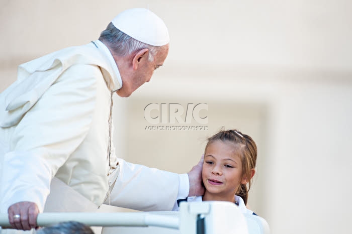 Le pape François bénissant une petite fille.