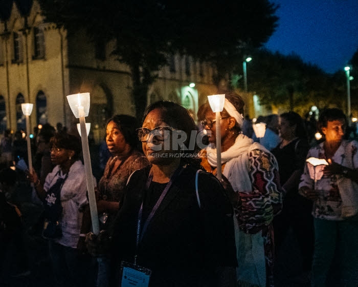 Veillée de prière avec lampions à Lourdes.