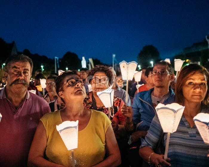 Veillée de prière avec lampions à Lourdes.
