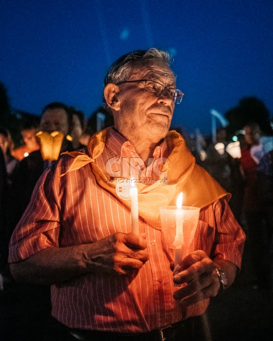 Veillée de prière avec lampions à Lourdes.
