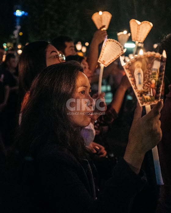 Veillée de prière avec lampions à Lourdes.