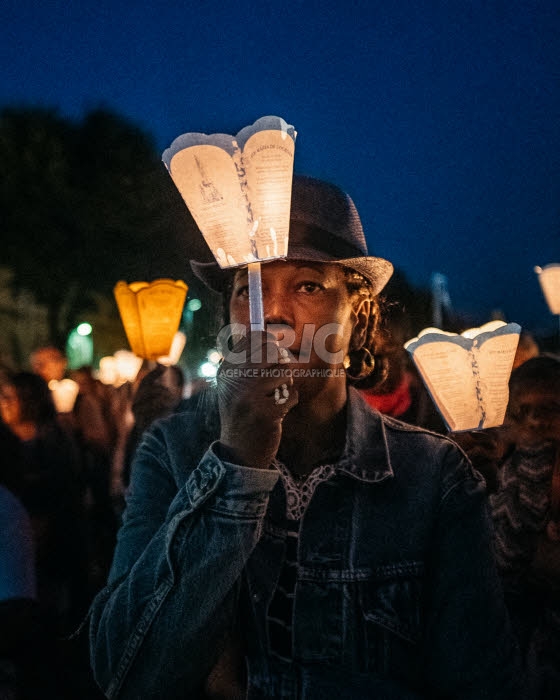 Veillée de prière avec lampions à Lourdes.