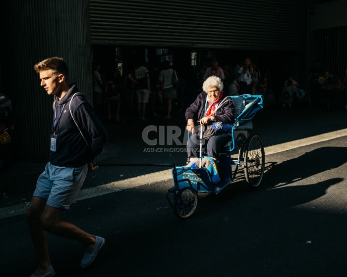 Jeunes brancardiers et malades à Lourdes.