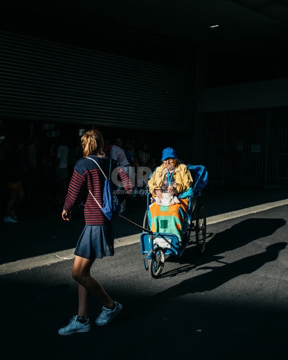 Jeunes brancardiers et malades à Lourdes.