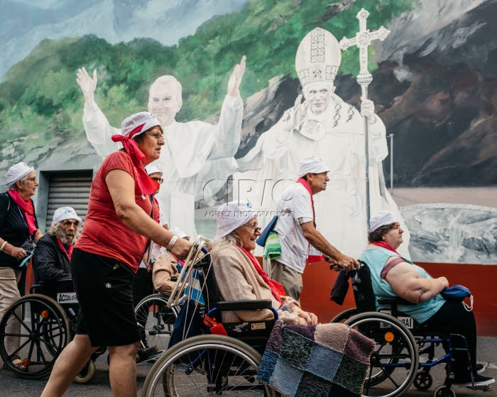 Brancardiers et malades dans les rues de Lourdes.