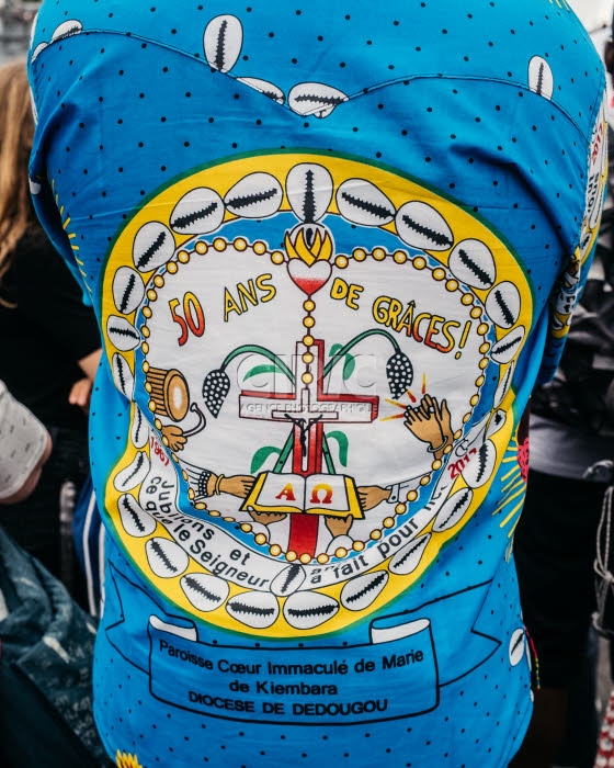Vêtement au motif religieux, porté par un fidèle à Lourdes.