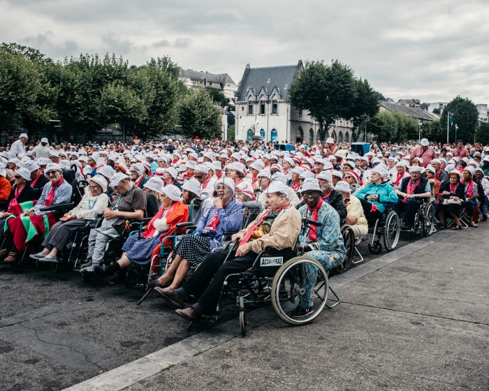 Assemblée durant la messe célébrée lors du Pèlerinage National de l'Assomption à Lourdes