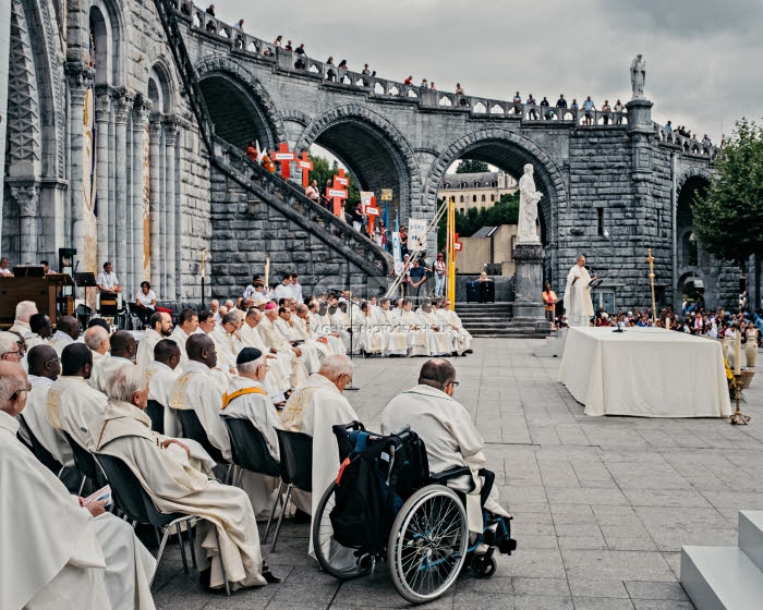 Messe devant la basilique Notre-Dame du Rosaire à Lourdes.
