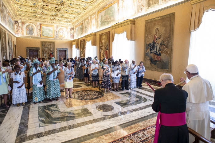 Le Pape François rencontre des veuves consacrées au Vatican.