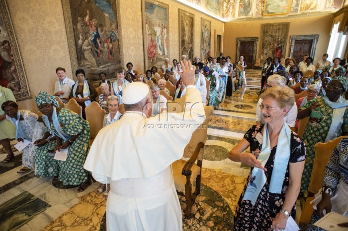 Le Pape François rencontre des veuves consacrées au Vatican.