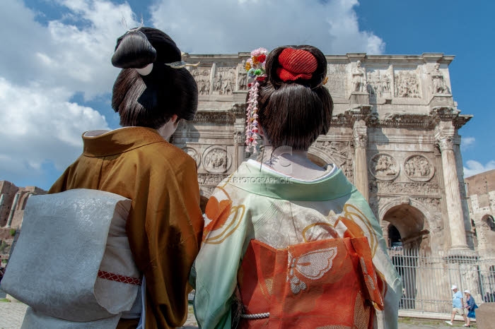 Trois geishas venues du Japon visitent Rome.