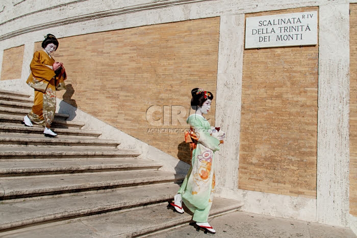 Trois geishas venues du Japon visitent Rome.