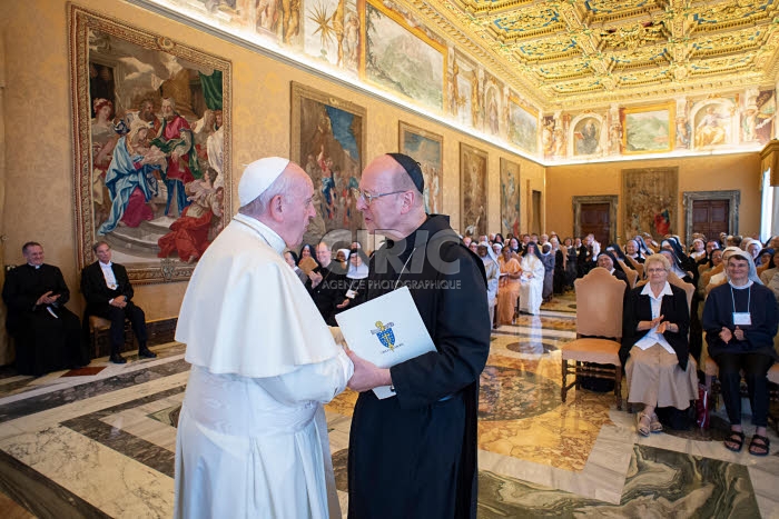 Le pape François et les participantes à un Symposium de l’Union internationale des bénédictines