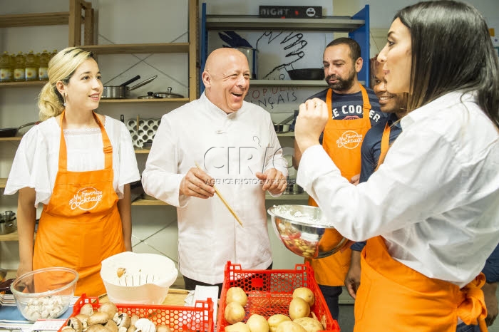 Le chef Thierry MARX anime un atelier cuisine au Secours populaire français.