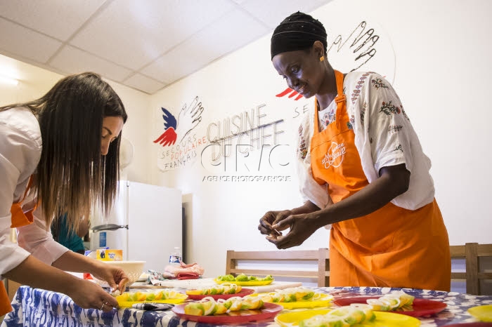 Le chef Thierry MARX anime un atelier cuisine au Secours populaire français.