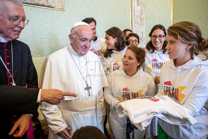Le pape François reçoit au Vatican des jeunes du diocèse Grenoble-Vienne.