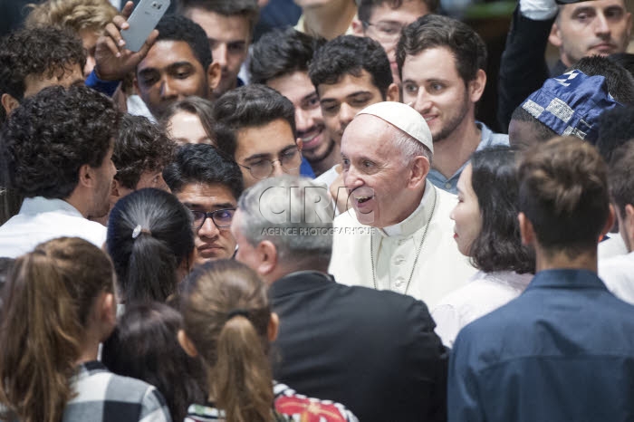 Synode des évêques. Le pape François entouré de jeunes.