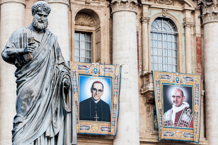Canonisations, portraits des Bienheureux Oscar ROMERO et Paul VI.