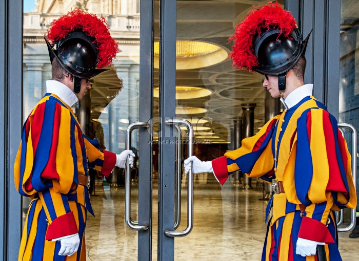 Des Gardes suisses ferment les portes du bâtiment où se trouve la salle du Synode.