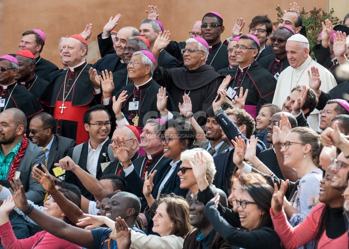 Synode des évêques au Vatican. photo de groupe avec le Pape.