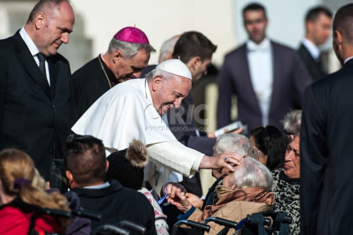 Le pape François benissant une personne âgée
