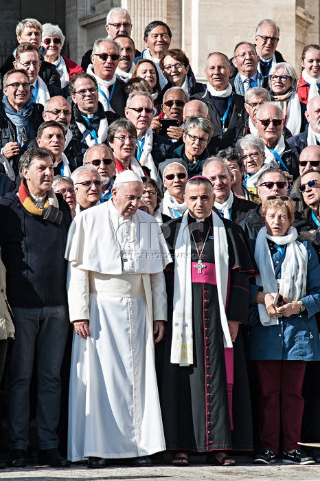 Le pape François pose aux côtés de Mgr. Dominique LEBRUN et de fidèles français.