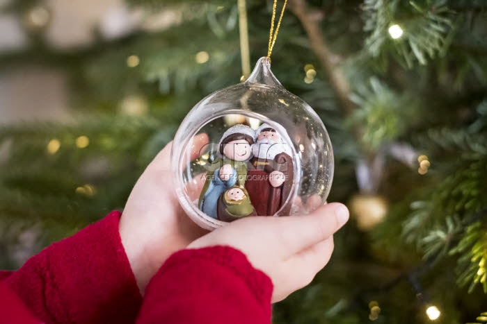 Boule de Noël dans laquelle se trouve une crèche.