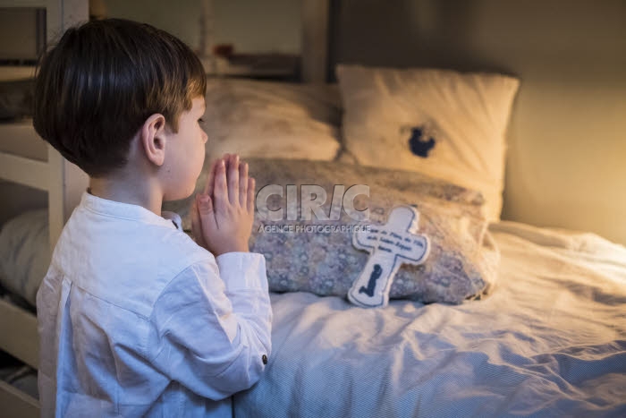 Enfant faisant sa prière.