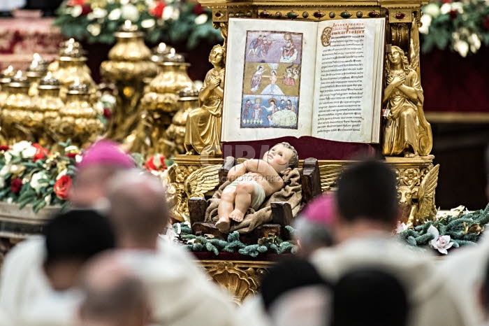 Enfant Jésus et livre saint.
