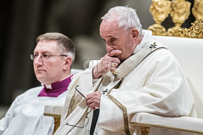 Le pape François réfléchissant, lors de la messe de l’Epiphanie.