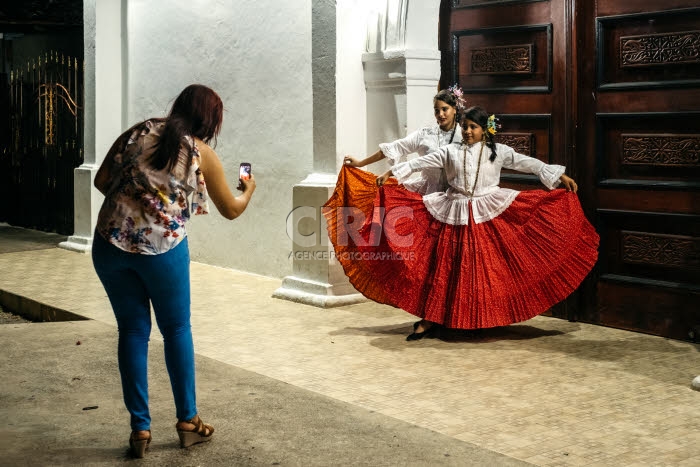 Jeunes filles posant dans leurs habits traditionnels.