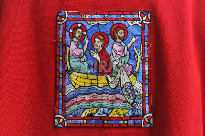 Broderie, représentation de la pêche miraculeuse.